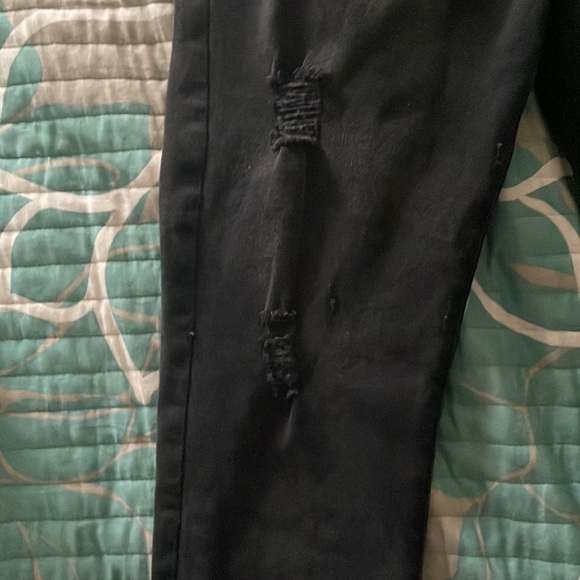 Black Jeans from Forever 21, Small rips around the knee area - Picture 2 of 3